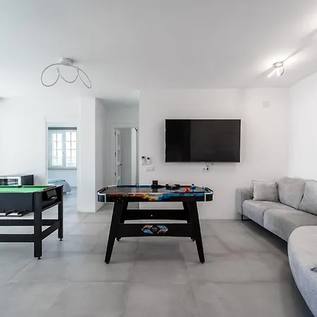 Oceanfront, Swimming Pool, Jacuzzi Villa Lloret de Mar